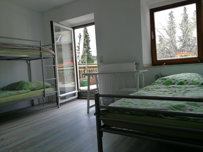 Zimmer fünf mit Zugang zum Balkon